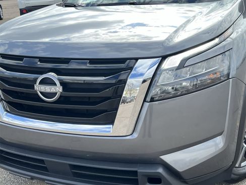 Used 2023 Nissan Pathfinder SV image 11