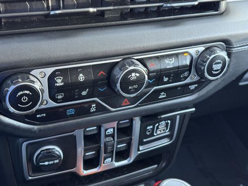 Certified 2025 Jeep Wrangler Sahara AWD/4WD image 18