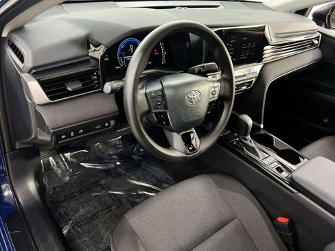 Used 2025 Toyota Camry LE image 7