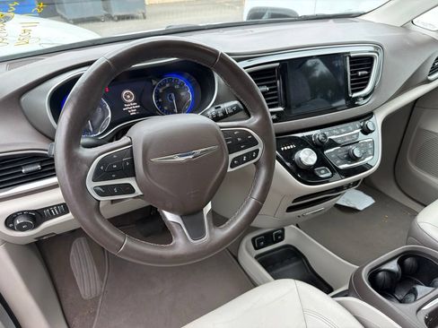 Used 2019 Chrysler Pacifica Touring-L w/ Advanced Safetytec Group FWD image 10