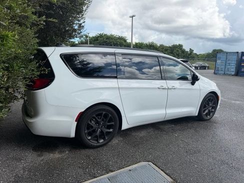 Used 2023 Chrysler Pacifica Touring-L w/ S Appearance Package FWD image 3