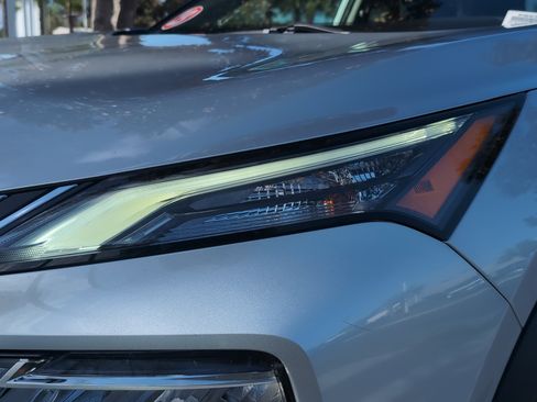 Used 2023 Nissan Rogue SV image 6