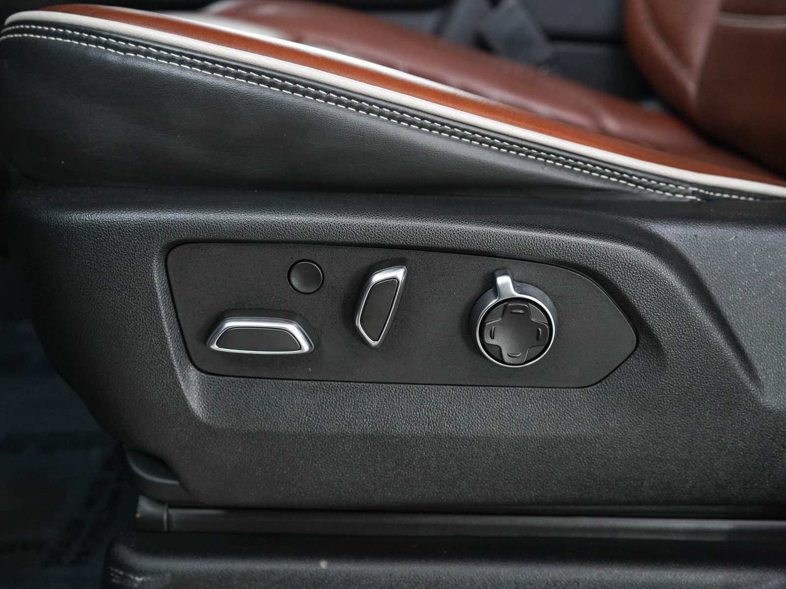 Used 2023 GMC Yukon Denali Ultimate w/ LPO, Floor Liner Package AWD/4WD image 32