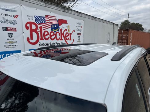 Used 2023 Jeep Grand Cherokee L Laredo image 16