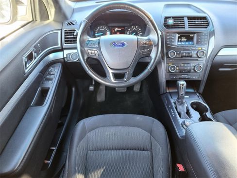 Used 2017 Ford Explorer XLT image 13