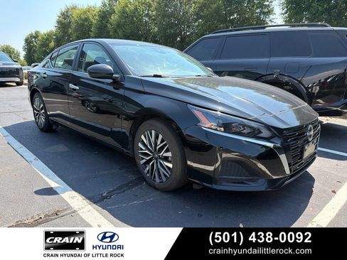 Used 2025 Nissan Altima 2.5 SV FWD image 1