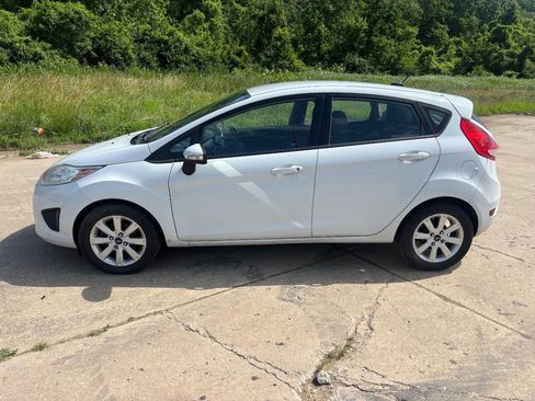 Used 2013 Ford Fiesta SE FWD image 1