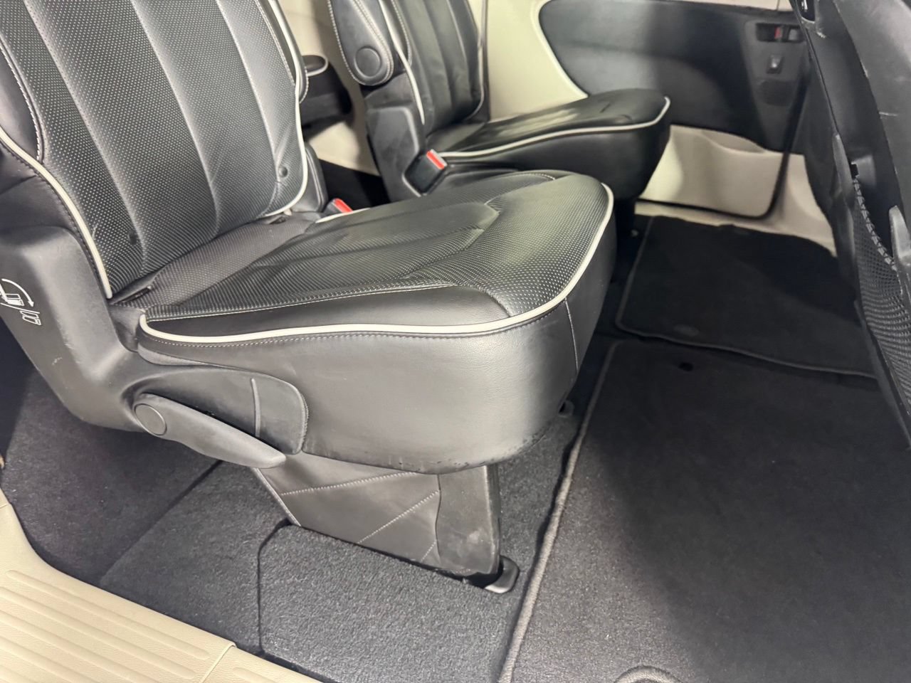 Used 2024 Chrysler Pacifica Limited FWD image 32