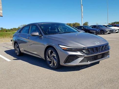 New 2025 Hyundai Elantra Limited image 3