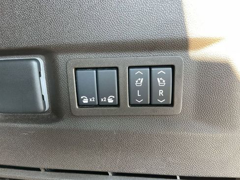 Used 2024 GMC Yukon Denali image 32