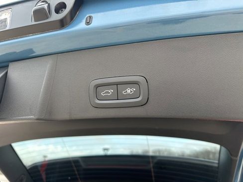 Certified 2025 Volvo XC40 B5 Core image 35