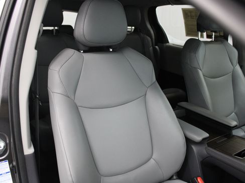 Used 2021 Toyota Sienna XLE image 31