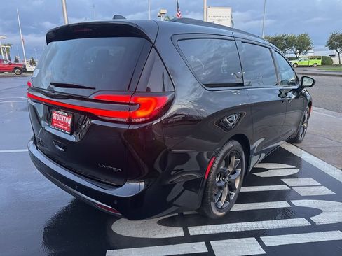 New 2026 Chrysler Pacifica Limited w/ S Appearance Package image 4