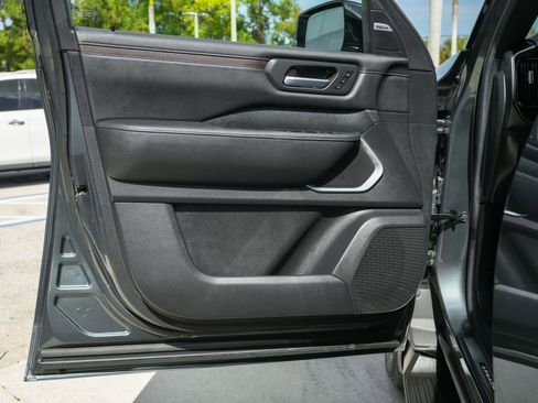 Used 2025 Nissan Armada Platinum image 31