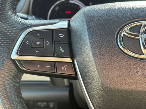 Used 2023 Toyota Sienna Limited image 21