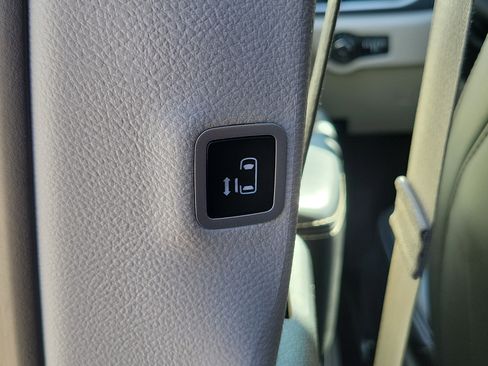 Used 2024 Chrysler Pacifica Select image 15