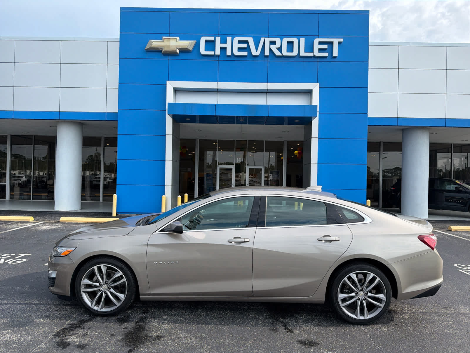 Used 2024 Chevrolet Malibu LT FWD image 2