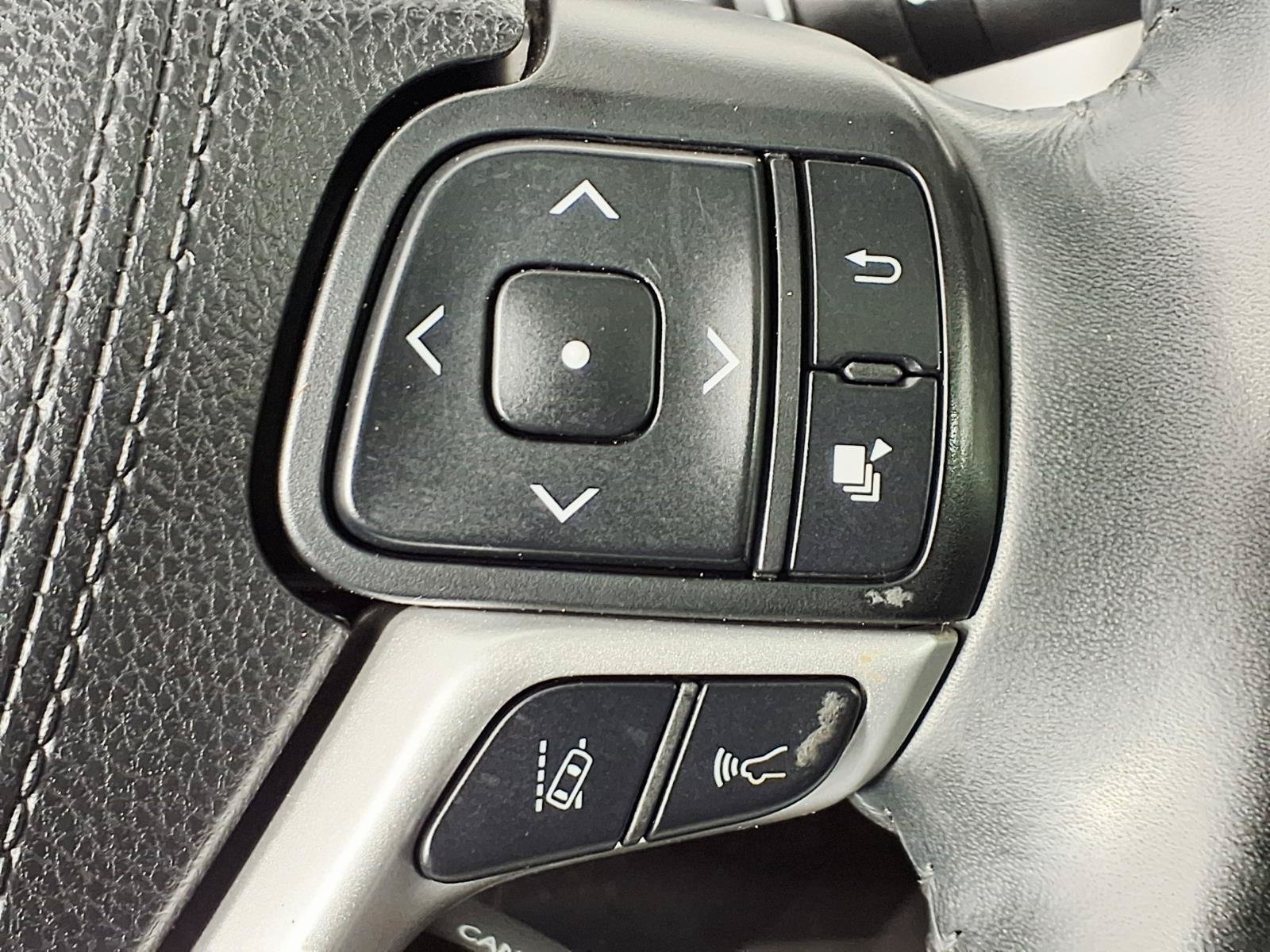 Used 2019 Toyota Highlander XLE FWD image 17