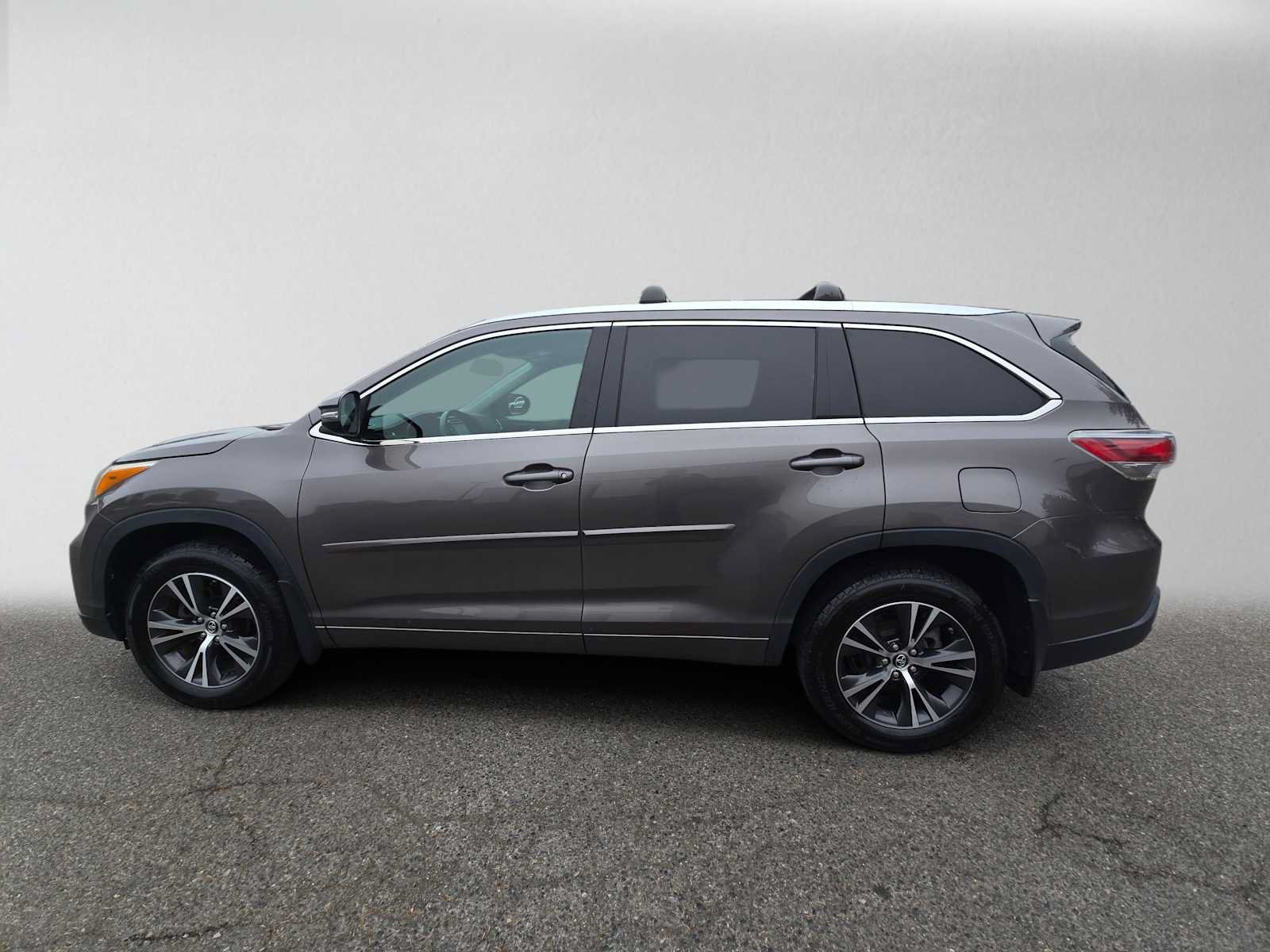 Used 2016 Toyota Highlander XLE AWD/4WD image 6