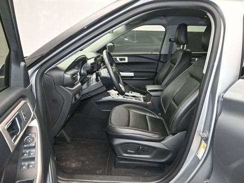 Used 2023 Ford Explorer XLT w/ Equipment Group 202A RWD image 13