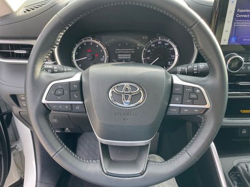 Used 2024 Toyota Highlander XLE image 9