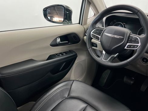 Used 2024 Chrysler Pacifica Touring-L FWD image 12