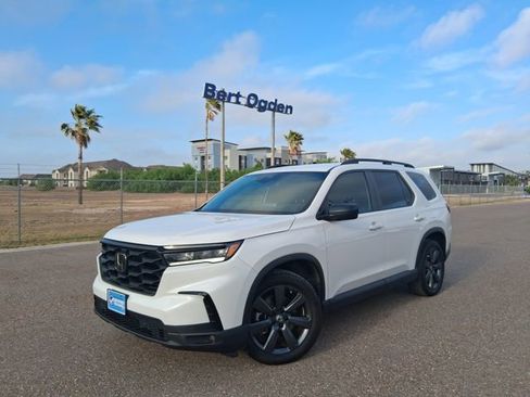 Used 2025 Honda Pilot Sport image 1