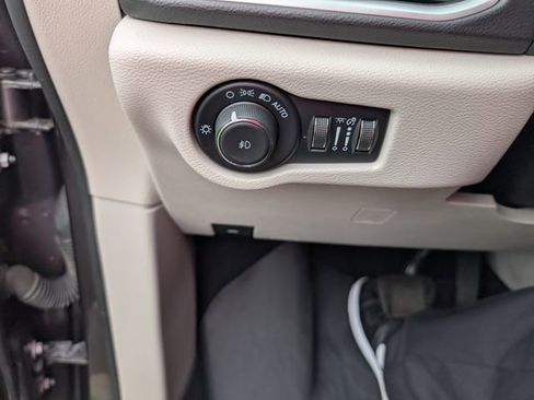 Used 2022 Chrysler Pacifica Touring-L FWD image 15