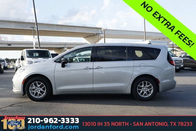 Used 2024 Chrysler Pacifica Touring-L FWD image 4