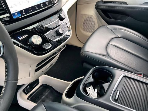 Used 2023 Chrysler Pacifica Touring-L image 16
