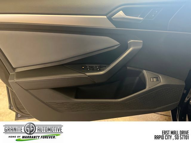 Used 2025 Volkswagen Jetta SE FWD image 19