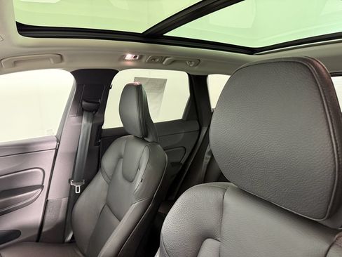 Used 2021 Volvo XC60 T5 Momentum w/ Premium Package AWD/4WD image 23