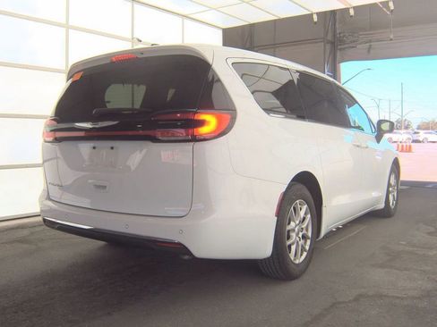 Used 2023 Chrysler Pacifica Touring-L FWD image 4