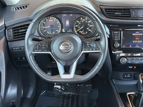 Used 2020 Nissan Rogue SV FWD image 16