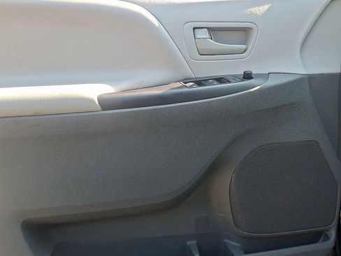 Used 2020 Toyota Sienna L image 12