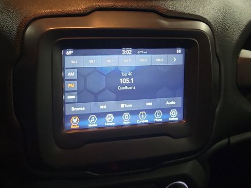 Used 2018 Jeep Renegade Latitude image 23