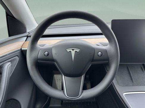 Used 2025 Tesla Model Y Long Range image 8