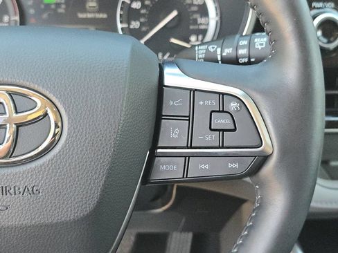 Used 2021 Toyota Highlander Limited FWD image 25