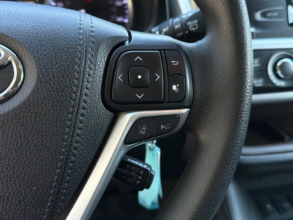 Used 2019 Toyota Highlander LE AWD/4WD image 22