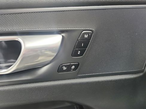 Used 2023 Volvo XC60 B5 Plus image 21