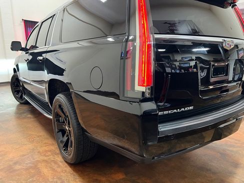 Used 2018 Cadillac Escalade ESV Luxury image 47