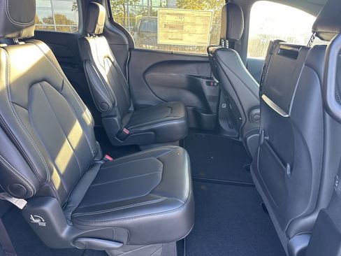 New 2026 Chrysler Pacifica Select image 48