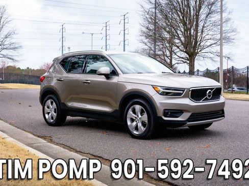 Used 2022 Volvo XC40 T5 Momentum image 3