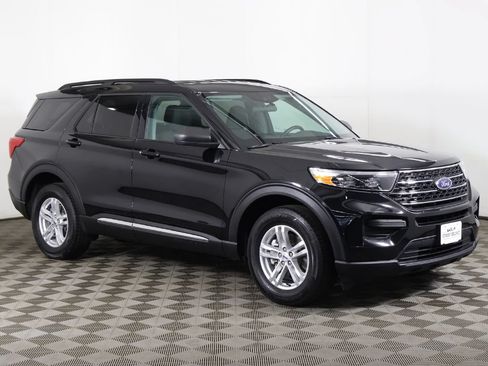 Used 2023 Ford Explorer XLT AWD/4WD image 2