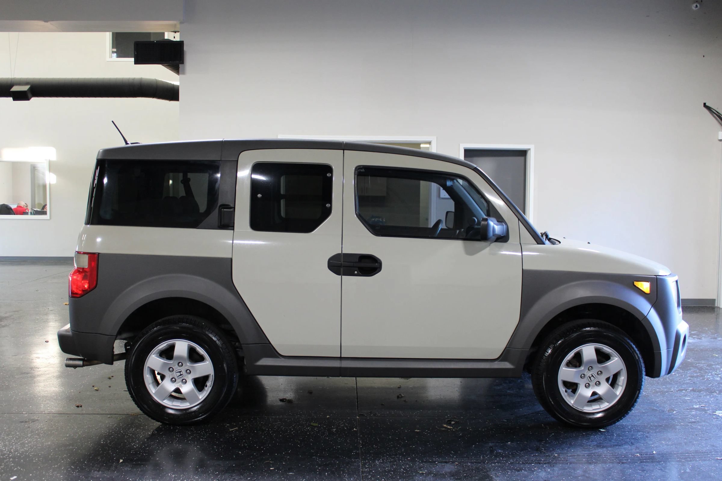 Used 2005 Honda Element EX image 2