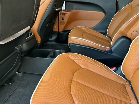 New 2026 Chrysler Pacifica Pinnacle image 9