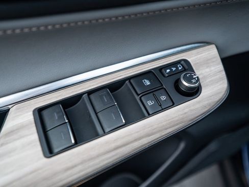 Used 2022 Toyota Venza XLE image 19