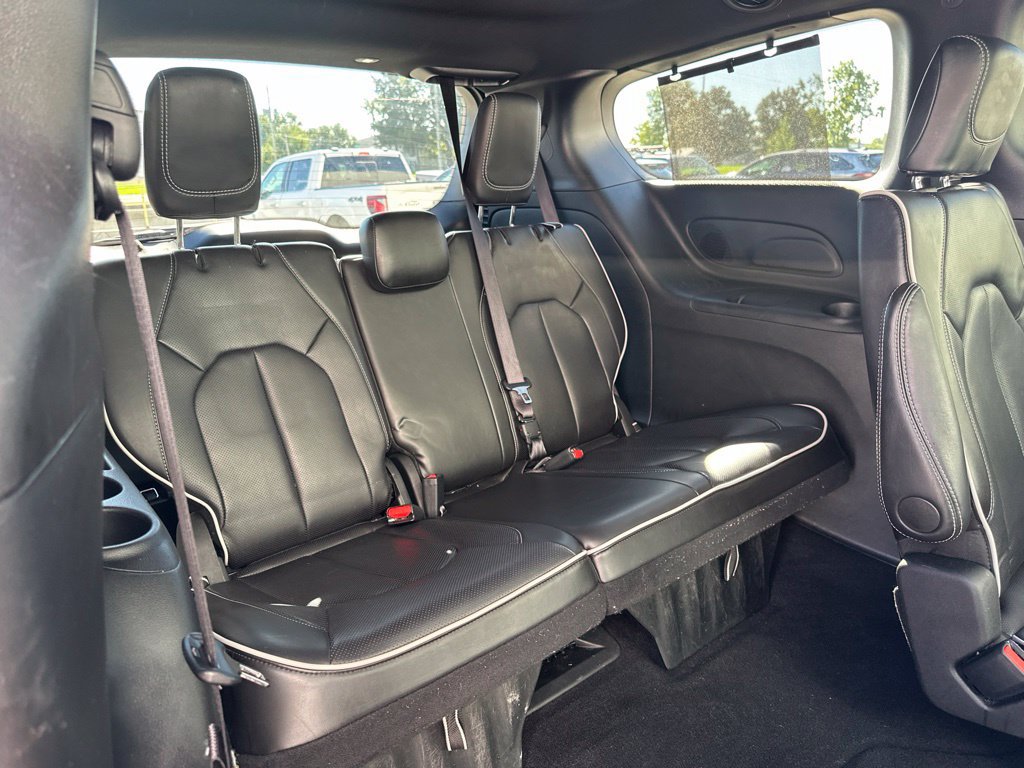 Used 2025 Chrysler Pacifica Limited FWD image 31