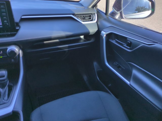 Used 2021 Toyota RAV4 LE AWD/4WD image 17