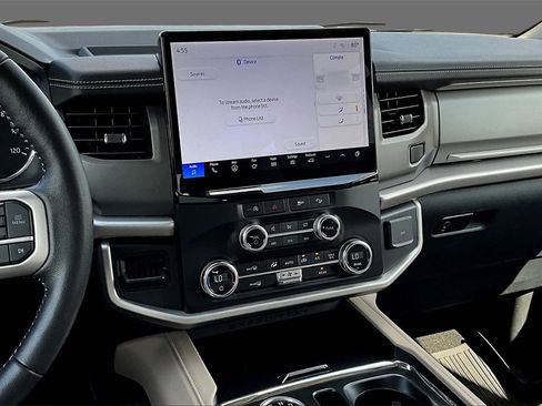 Used 2024 Ford Expedition XLT image 3